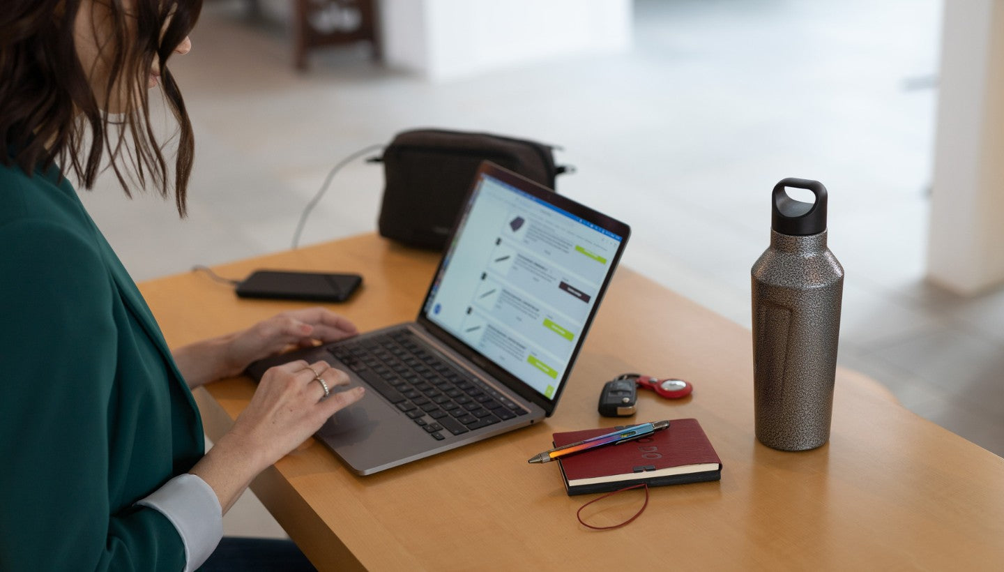 Shop bottles, mugs, cups and thermos to promote your brand